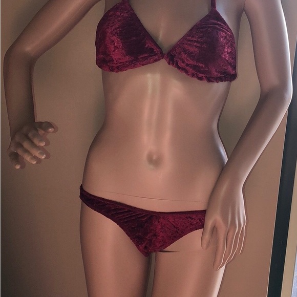 Lingerie - Picture 1 of 4